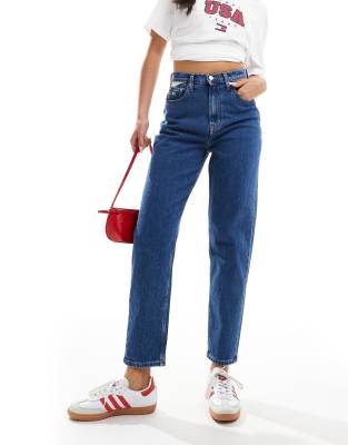 Tommy Jeans - Mom-Jeans in mittelblauer Waschung mit Flaggenlogo