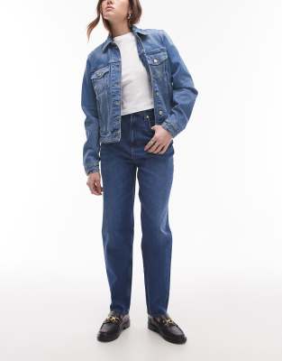 Tommy Jeans - Mom-Jeans in mittelblauer Waschung mit Logo