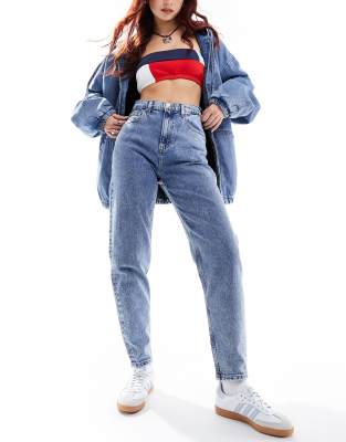 Tommy Jeans - Mom-Jeans in mittlerer Waschung mit schmal zulaufendem Bein und extrem hohem Bund-Blau