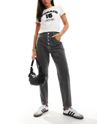 Tommy Jeans - Mom-Jeans in verwaschenem Schwarz mit sehr hohem Bund