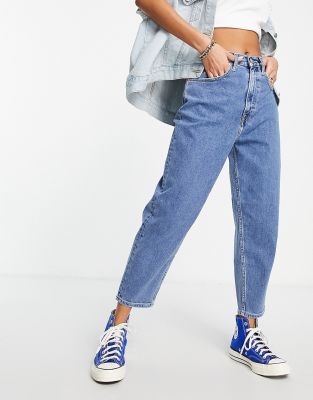 Tommy Jeans - Mom-Jeans mit hohem Bund in mittlerer Waschung-Blau