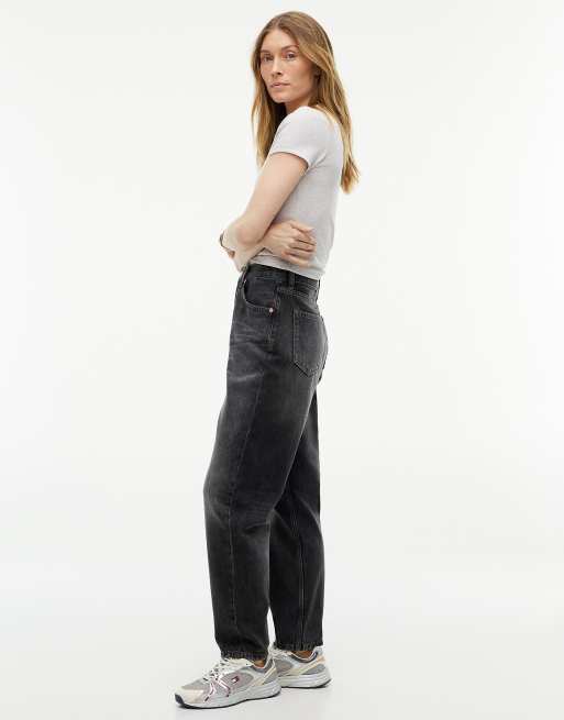Tommy Jeans Mom-Jeans mit hoher Taille, schmal zulaufend, schwarz in Ash Black, 3 von 7