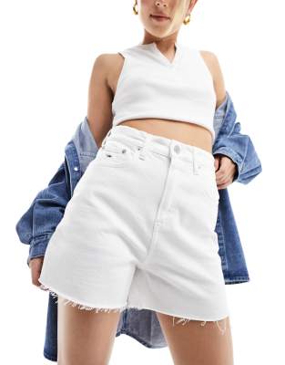 Tommy Jeans - Mom-Jeans-Shorts in weißer Waschung mit sehr hohem Bund