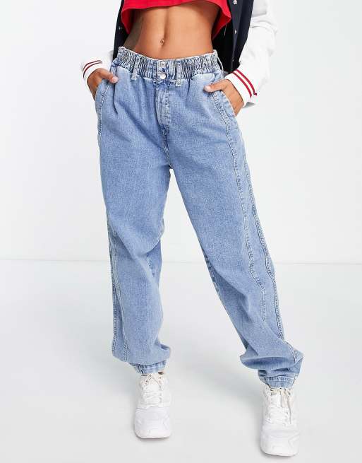 Tommy Jeans mom jogger jean in mid wash