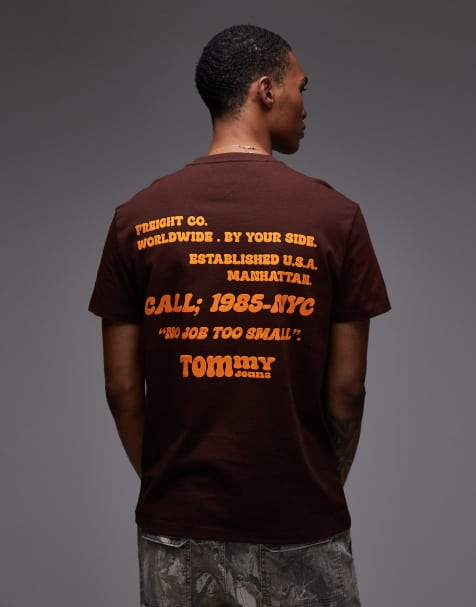 Tommy Jeans - Mørkebrun T-shirt med lomme og grafik på ryggen - view 1