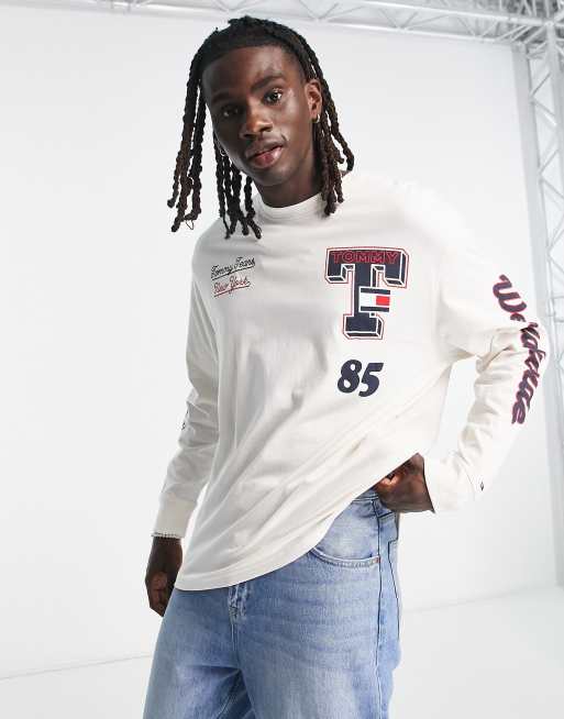 Tommy Jeans – Naturvit, långärmad topp i skater-modell med collegelogga