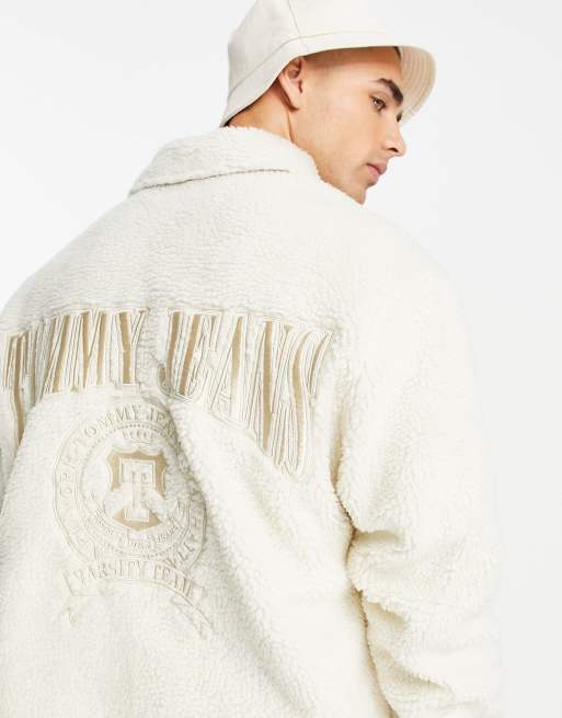 Tommy Jeans – Naturvit overshirt med ton-i-ton-färgad logga i fårskinnsimitation