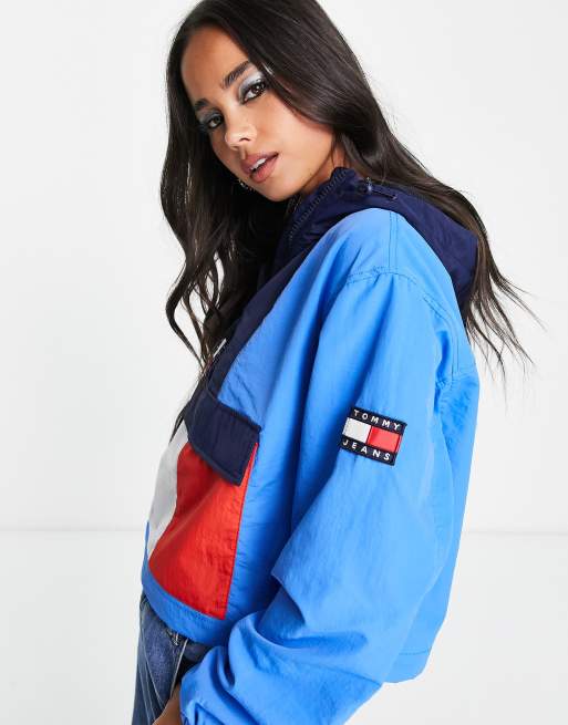 Tommy Jeans – Niebieska wiatrówka z logo z flagą