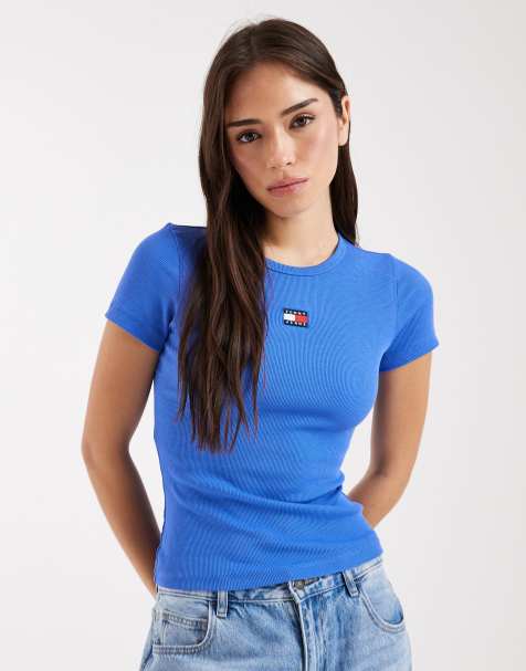Tommy Jeans – Niebieski prążkowany T-shirt o dopasowanym kroju z naszywką z logo - view 1