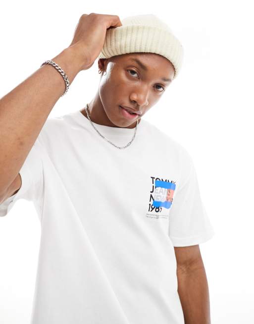 Tommy Jeans – NY – Vit t-shirt med graffitimålad flagglogga