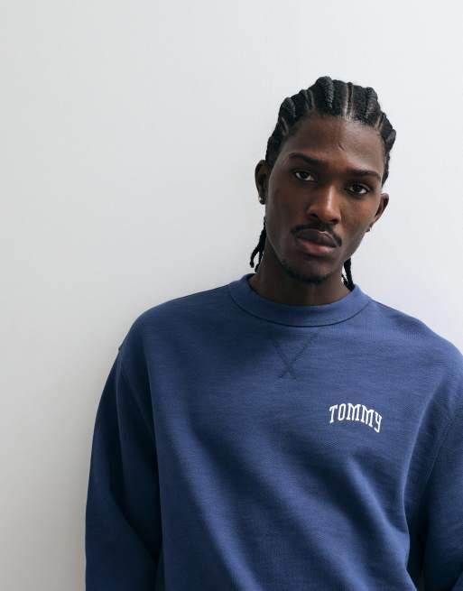 Tommy Jeans NYC Logo Sweatshirt mit Relaxed Fit und Rundhalsausschnitt in Marineblau, 4 von 5