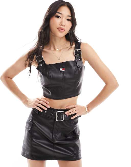 Tommy Jeans – Oberteil aus Kunstleder in Schwarz mit Schnallen