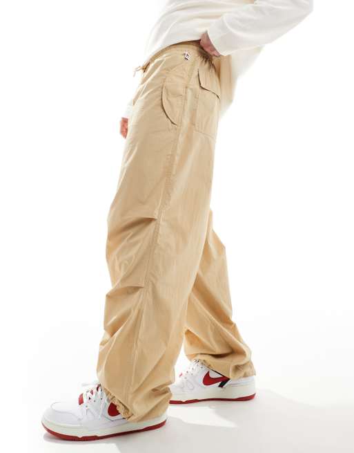 Tommy Jeans – Obszerne nylonowe spodnie w beżowym kolorze, 3 z 5