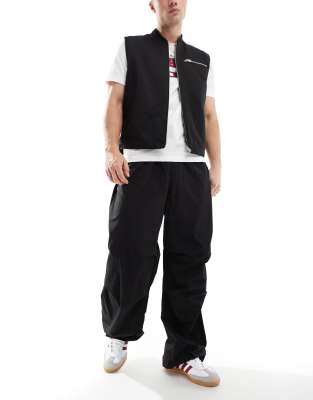 Tommy Jeans – Obszerne nylonowe spodnie w czarnym kolorze