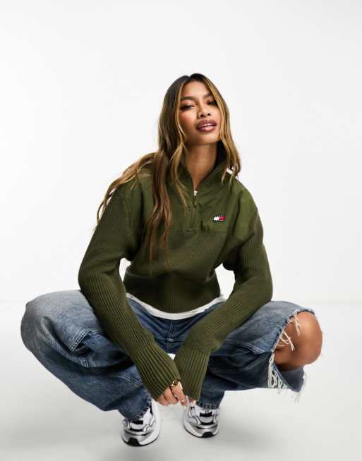 Tommy Jeans - Olivengrøn sweater i ribstrin med kort lynlås og badge, 3 af 4
