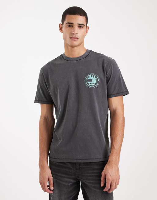 Tommy Jeans outdoor graphic chest logo T-shirt in black , 3 of 5