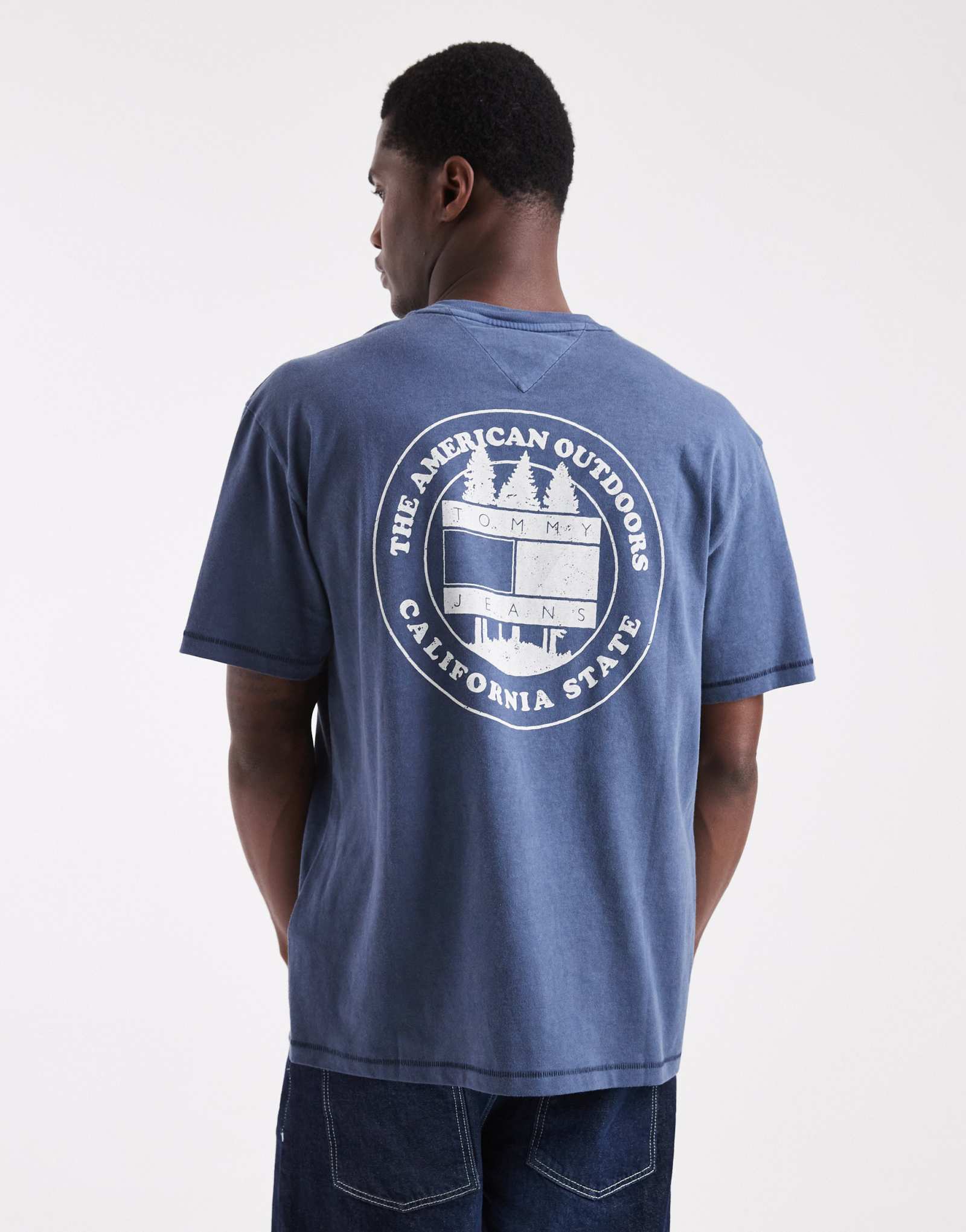 Уличная футболка Tommy Jeans с графическим логотипом на груди темно-синего цвета 