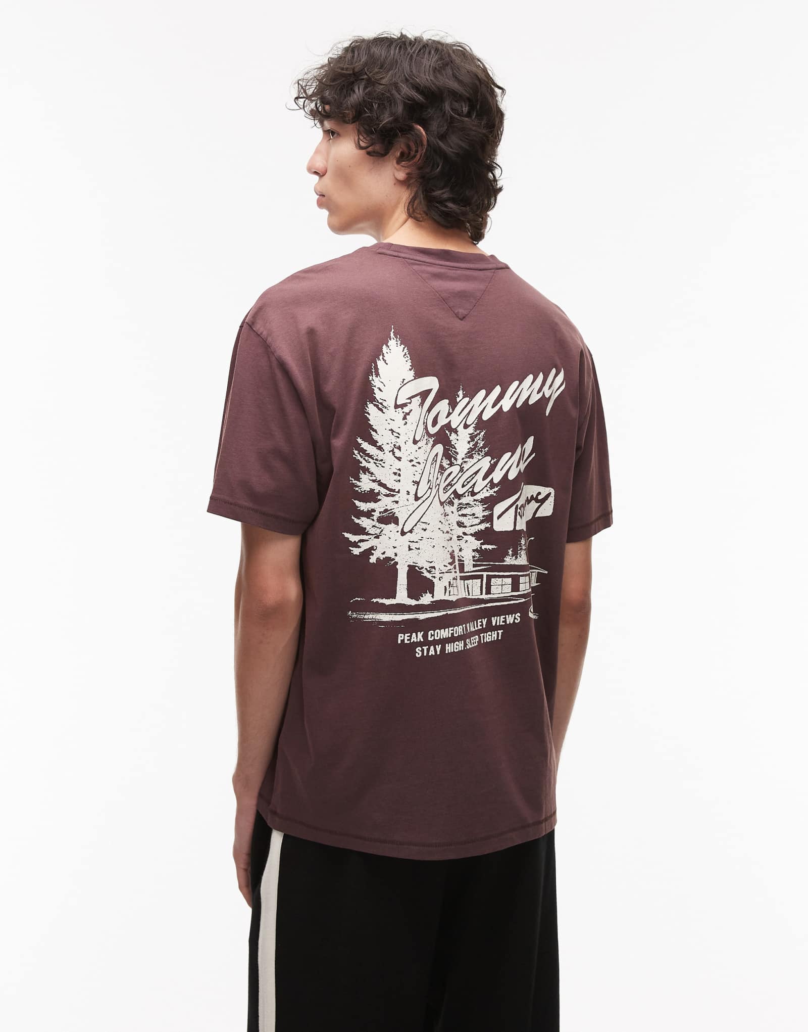 Футболка с графическим рисунком Tommy Jeans outdoors насыщенного коричневого цвета