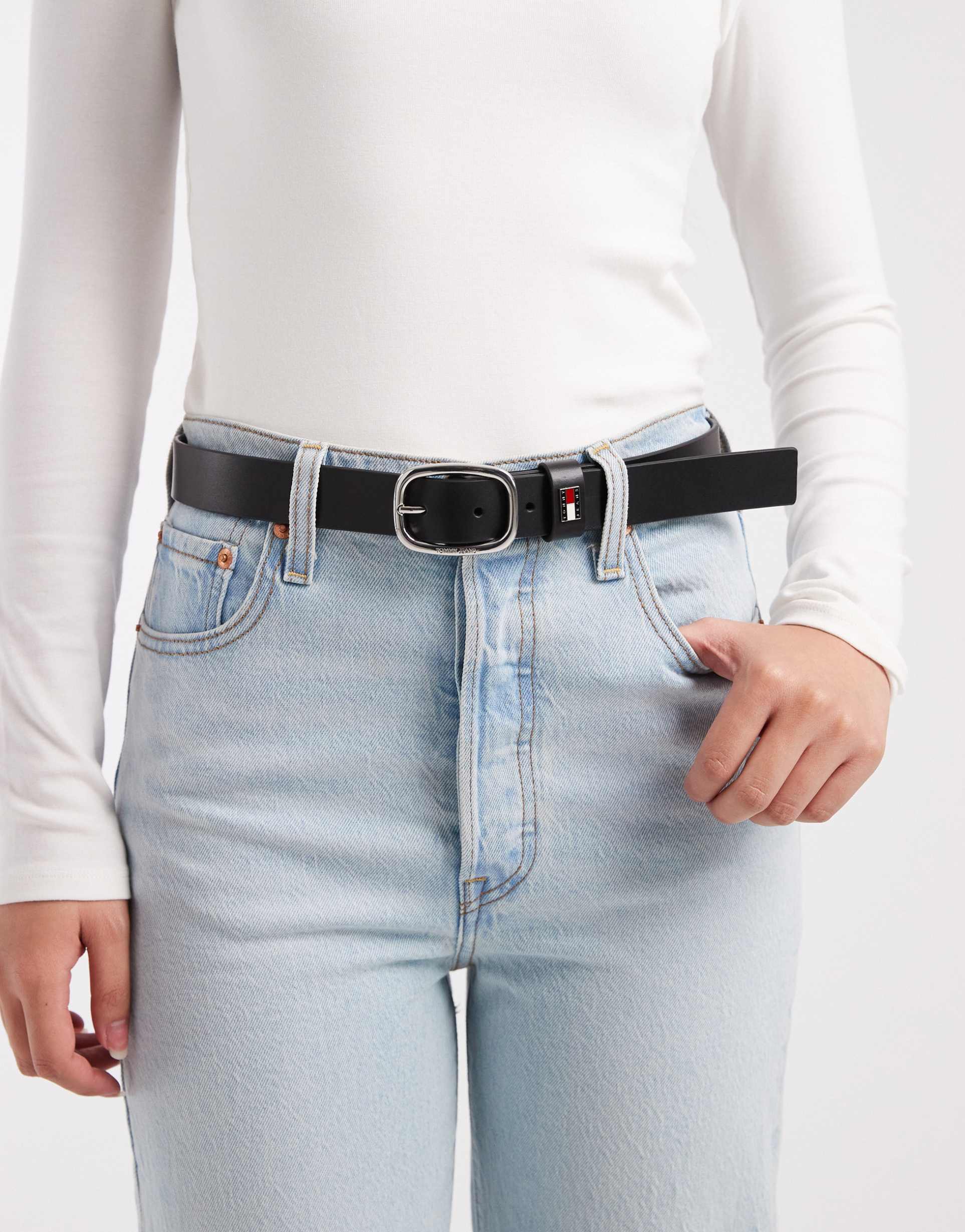 tommy jeans oval silver-tone buckle belt in black