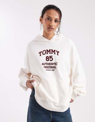 Tommy Jeans - Oversize-Kapuzenpullover in Ecru mit „85"-Grafikprint-Weiß