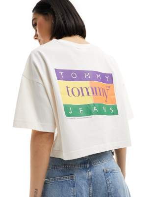 Tommy Jeans - Oversize-T-Shirt in Weiß mit kurzem Schnitt und sommerlichem Flaggen-Logo