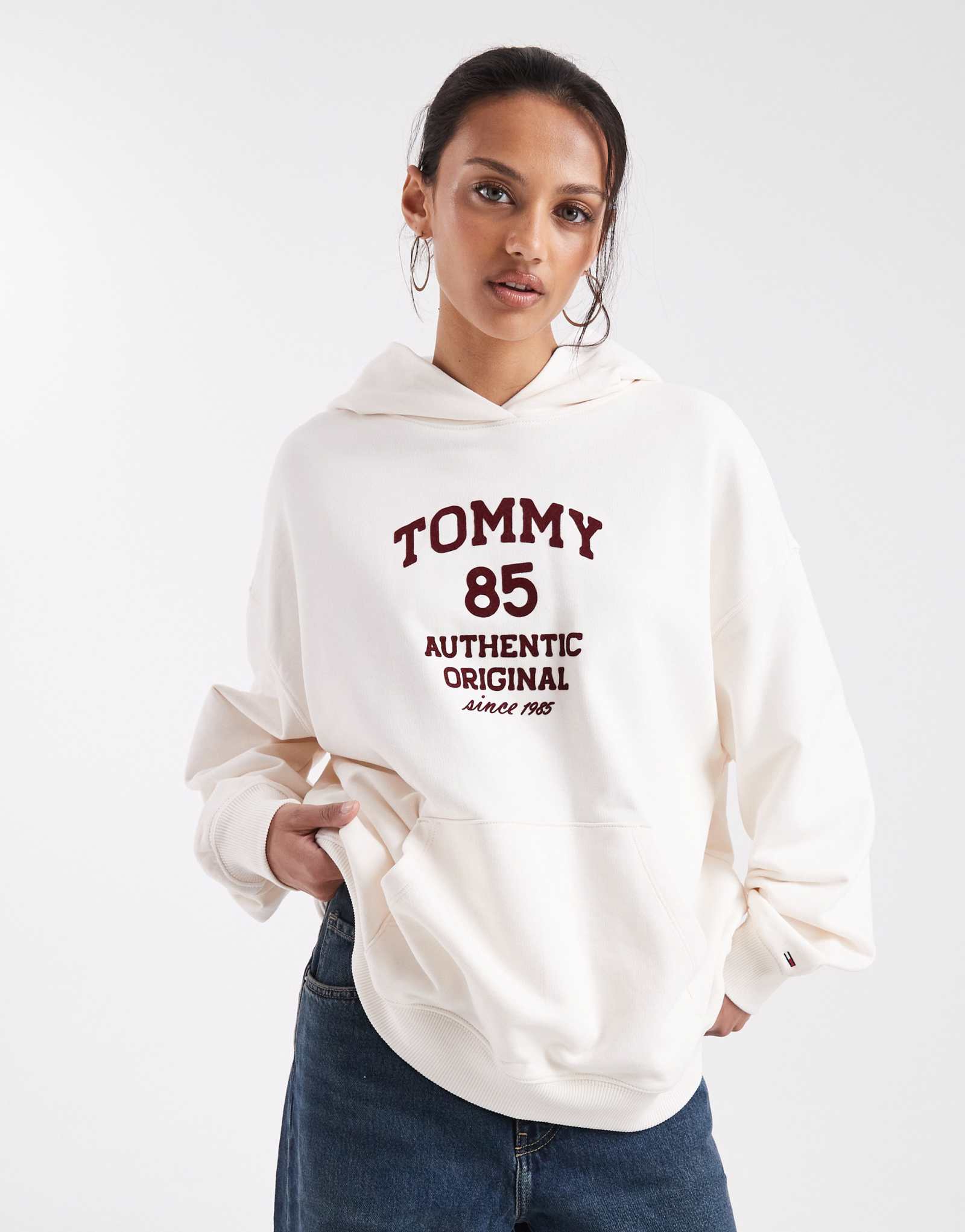 Толстовка Tommy Jeans oversize 85 с капюшоном цвета экрю