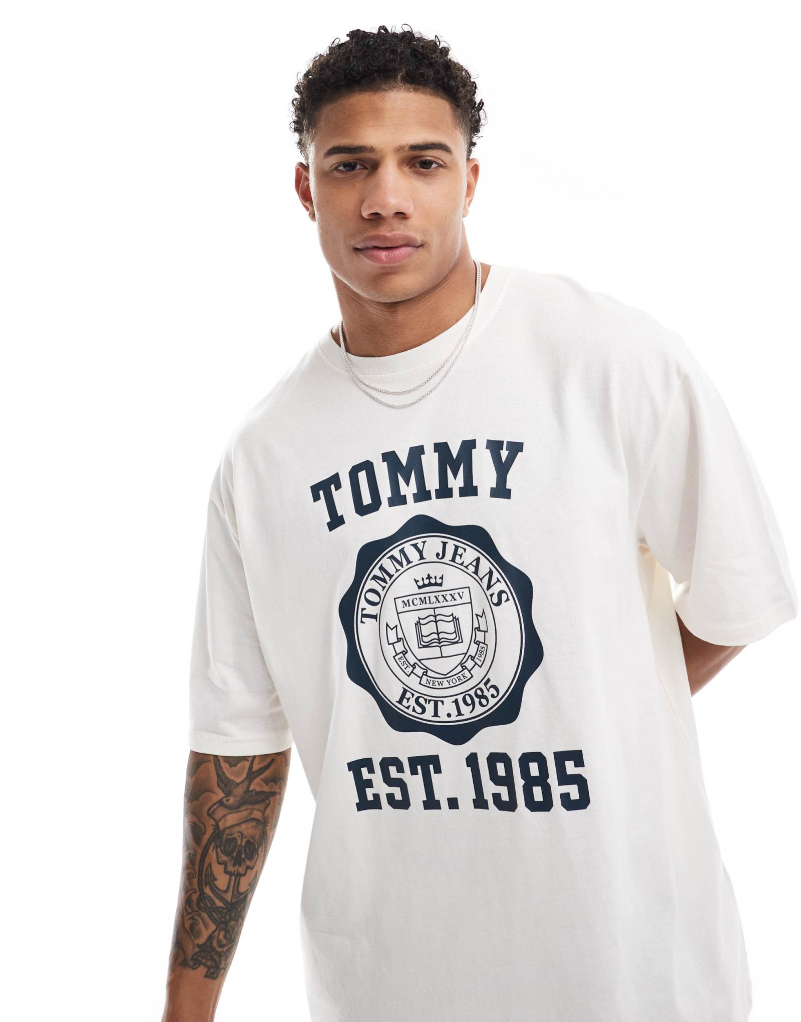 Спортивная футболка Tommy Jeans oversize crest varsity белого цвета