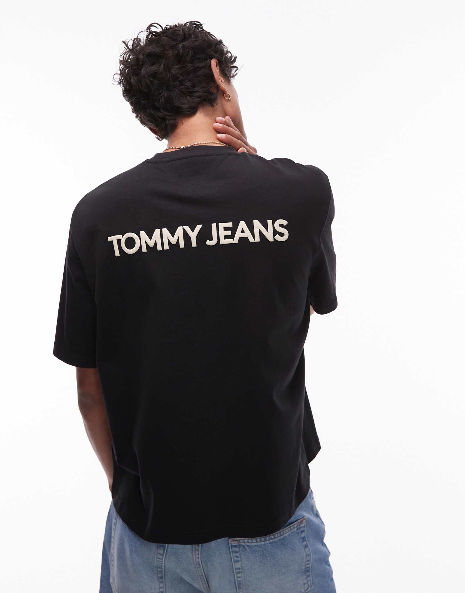 Черная футболка с объемным логотипом Tommy Jeans на обратной стороне