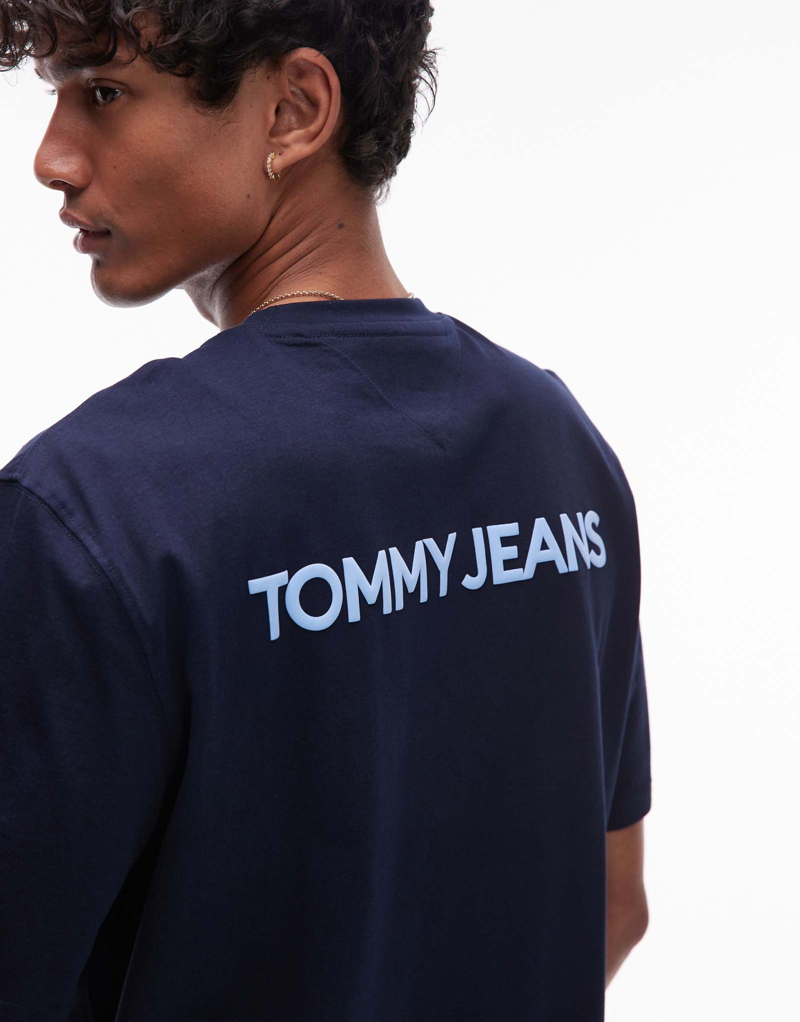 Футболка Tommy Jeans с объемным логотипом на спине темно-синего цвета