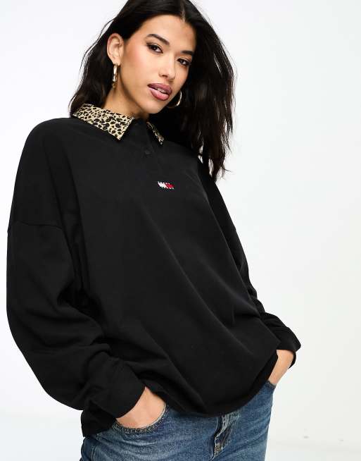 Tommy Jeans - Oversized rugbytop met lange mouwen en luipaardprint op de kraag in zwart