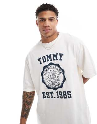 Tommy Jeans - Oversized t-shirt med college-sportslogo i hvid - view 1