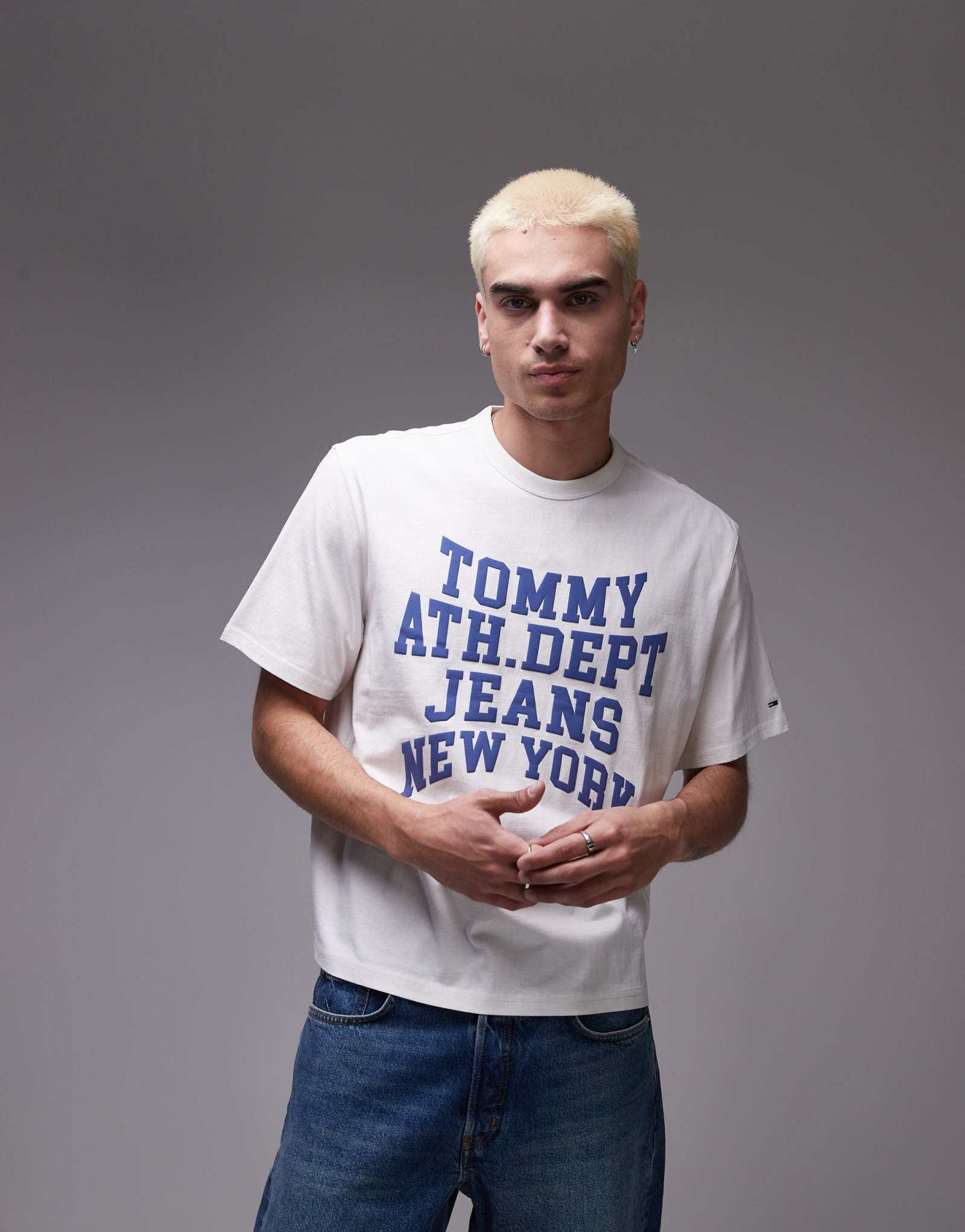 Белая футболка Tommy Jeans с логотипом большого размера с логотипом университета