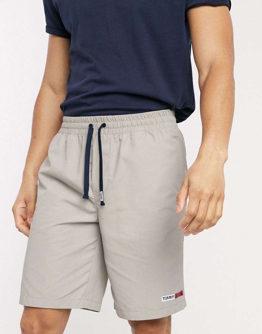 Tommy Jeans - Pantaloncini stile basket comodi con coulisse e logo a bandiera in nylon grigio pietra