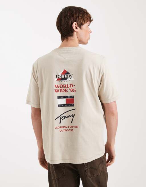 Tommy Jeans – Piaskowy T-shirt z logo z flagą i z nadrukiem górskich szczytów na plecach 