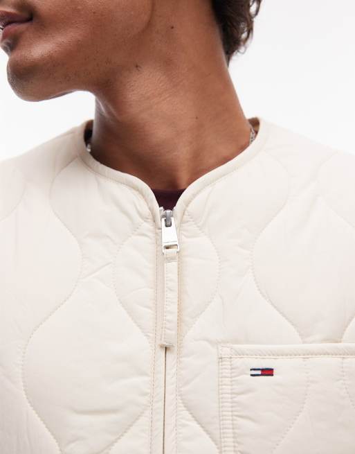 Tommy Jeans – Pikowany bezrękawnik w beżowym kolorze, 3 z 4