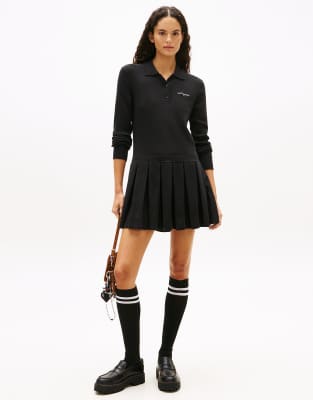 Tommy Jeans - Plissiertes Midi-Pulloverkleid in Schwarz mit Logostickerei