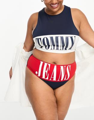 Tommy Jeans Plus - Archive - Flotte Bikinihose in Marineblau und Rot mit hoher Taille-Bunt