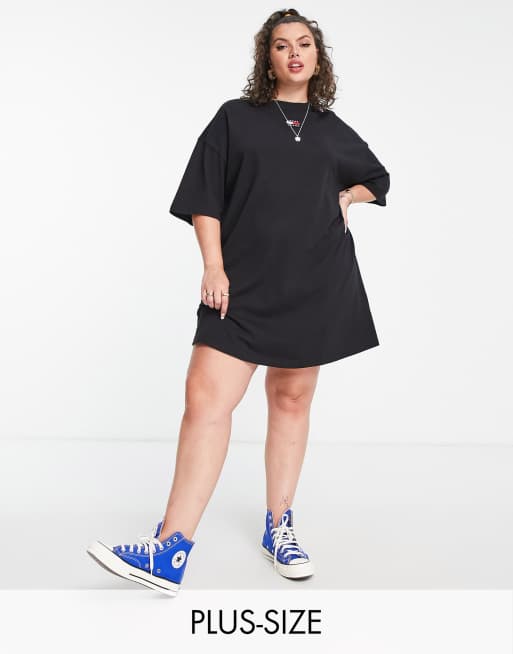 Tommy Jeans Plus – Czarna sukienka T-shirtowa z naszywką z logo