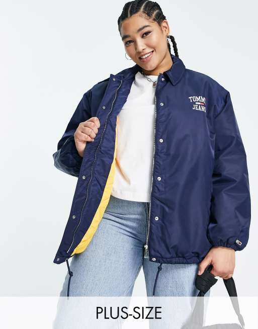 Tommy Jeans Plus – Lang geschnittene Bomberjacke in Marineblau mit Logo 