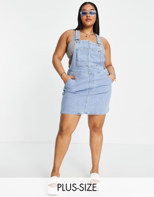 Tommy Jeans Plus - Overallkjole i mellemvasket denim