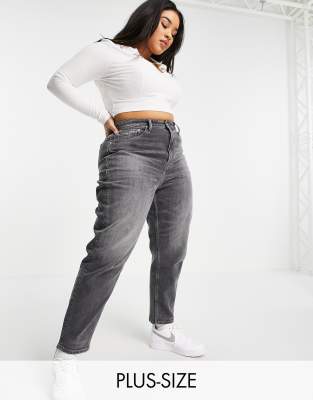 Tommy Jeans Plus raw hem mom jean in washed black | ASOS