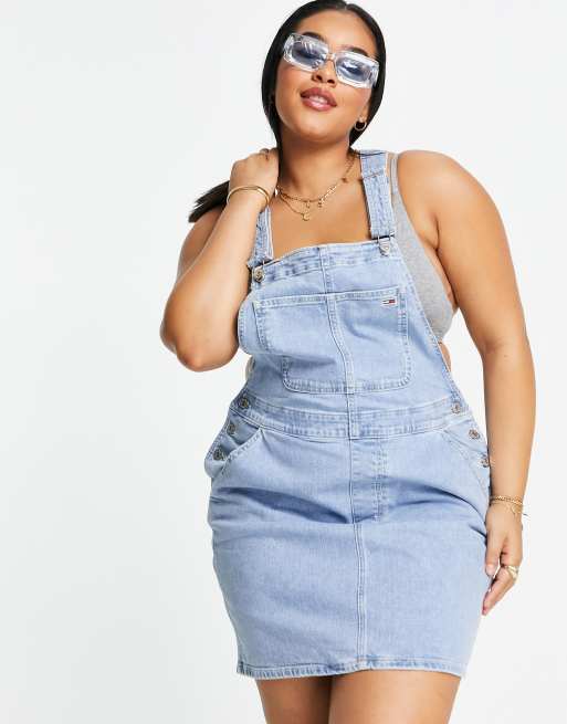 Tommy Jeans Plus Robe salopette en jean Délavage moyen ASOS