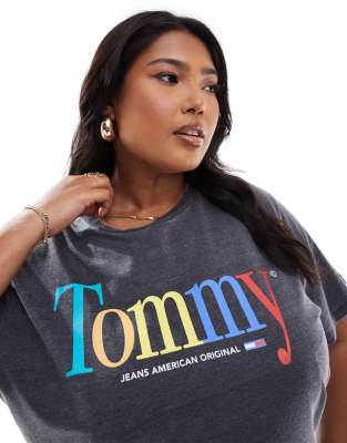 Tommy Jeans Plus - T-Shirt in Schwarz mit Logo in Regenbogenfarben