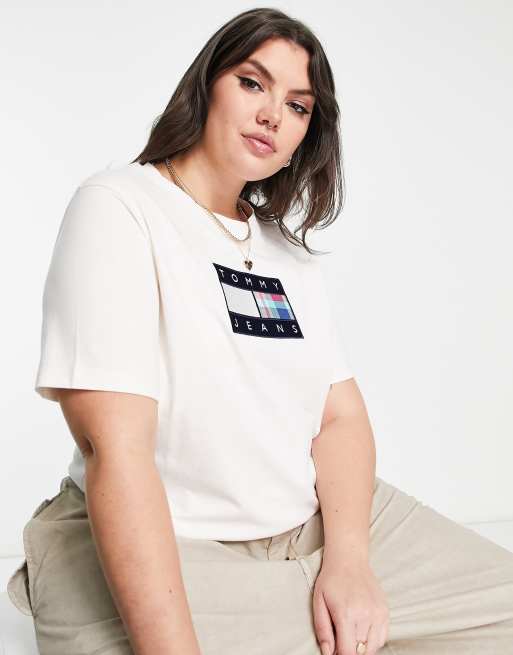 Tommy Jeans Plus – T-Shirt in Weiß mit kastenförmigem Logo 
