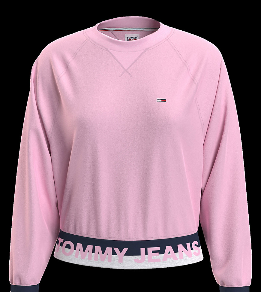 Tommy Jeans – Plusstorlek – Rosa sweatshirt med rund halsringning och logga längs fållen-Pink