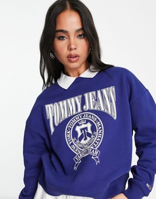 Tommy Jeans - Polo à logo style universitaire - Bleu | ASOS