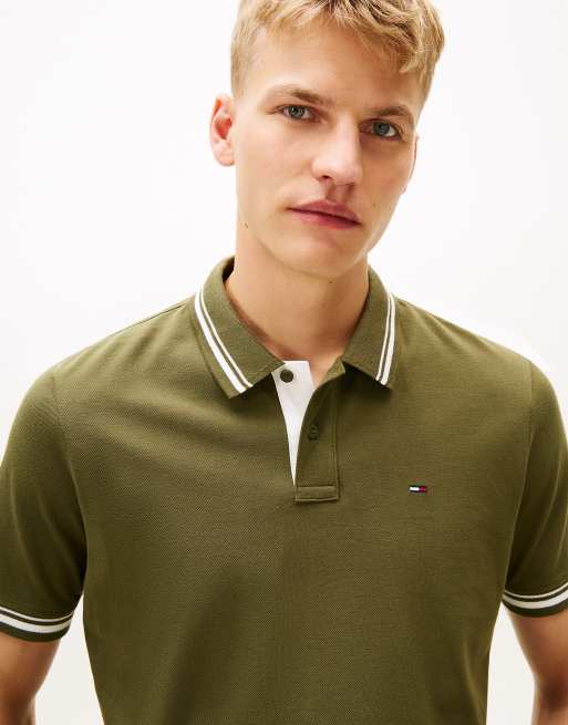 Tommy Jeans - Polo ajusté à liserés et logo Tommy brodé - Vert olive