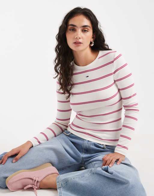 Tommy Jeans – Prążkowany T-shirt z długimi rękawami w jaskraworóżowe paski z naszywką