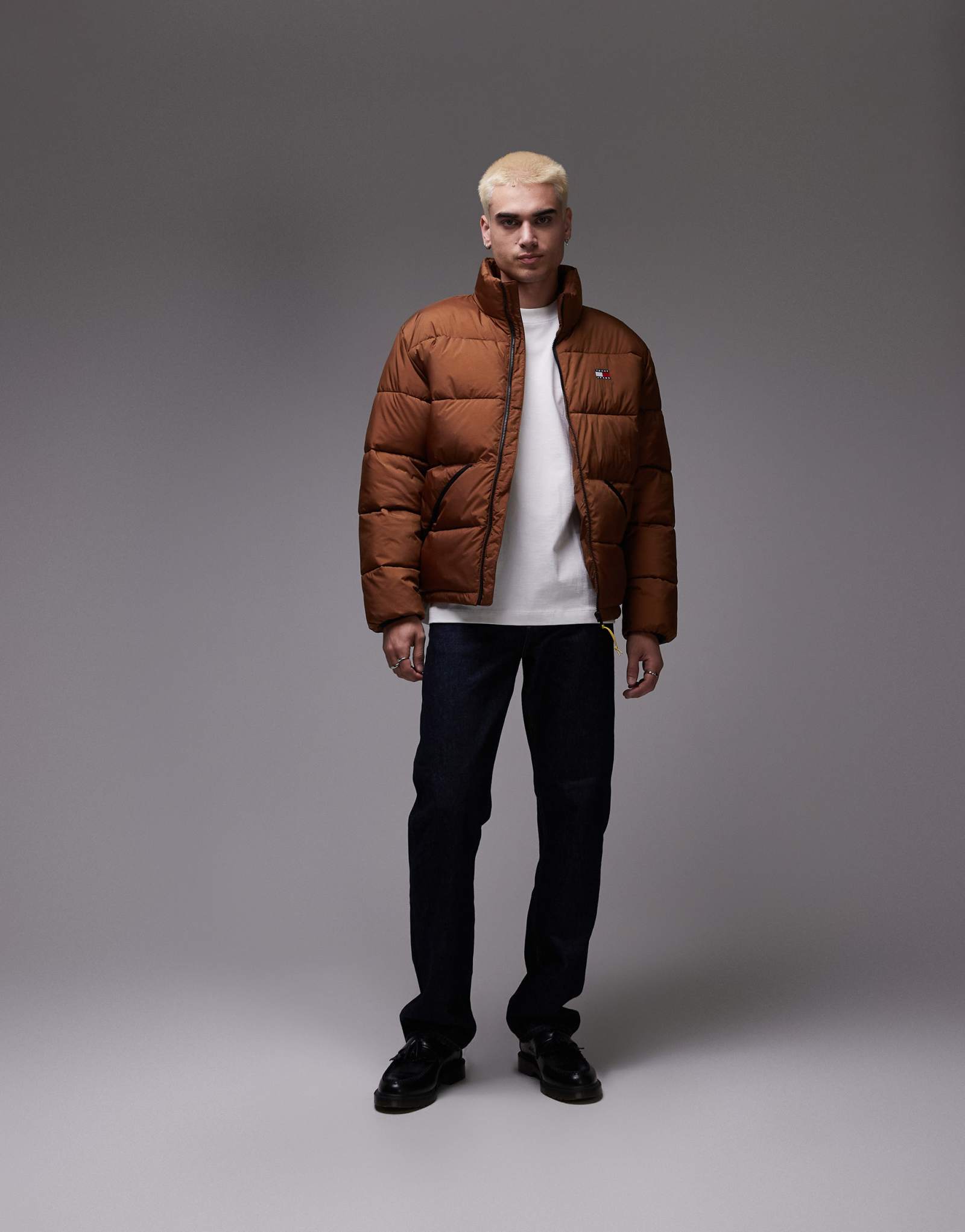 Пуховик Tommy Jeans коричневого цвета