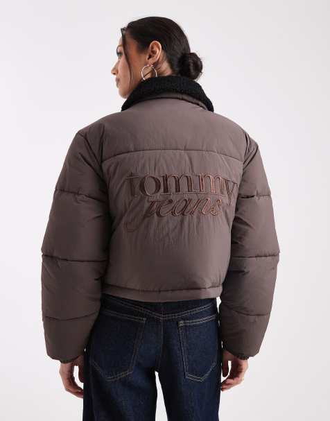 Tommy Jeans – Pufferjacke in Braun mit Teddyfell-Kragen - view 1